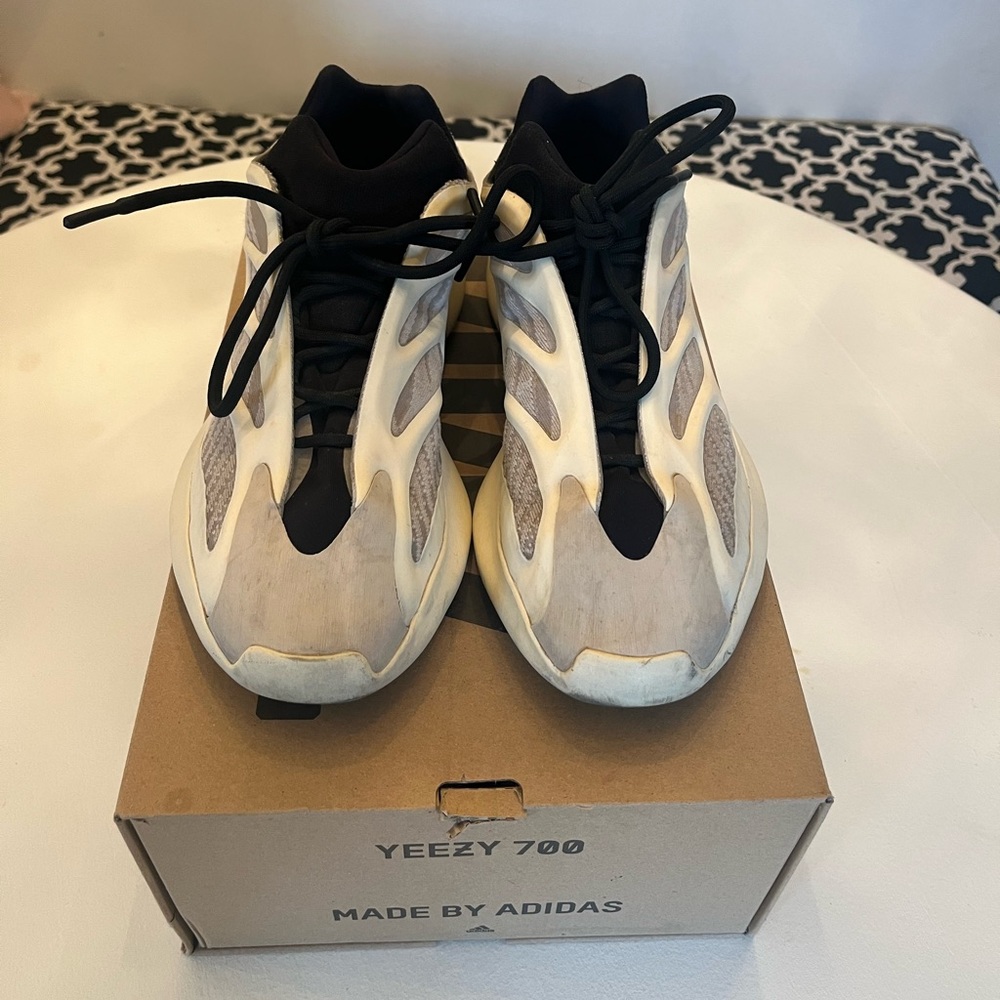 AUTHENTIC USED adidas Yeezy 700 V3